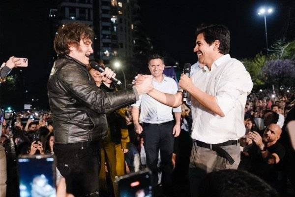 Javier Milei llega a Córdoba con premio consuelo para Roca y Bornoroni