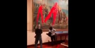 Activistas llenan de pintura obra de Colón en España este 12 de octubre [Video]