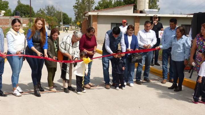 Alcalde de Cuerámaro Beto Hernández presidio inauguración de la pavimentación de calle Corona en Tupátaro
