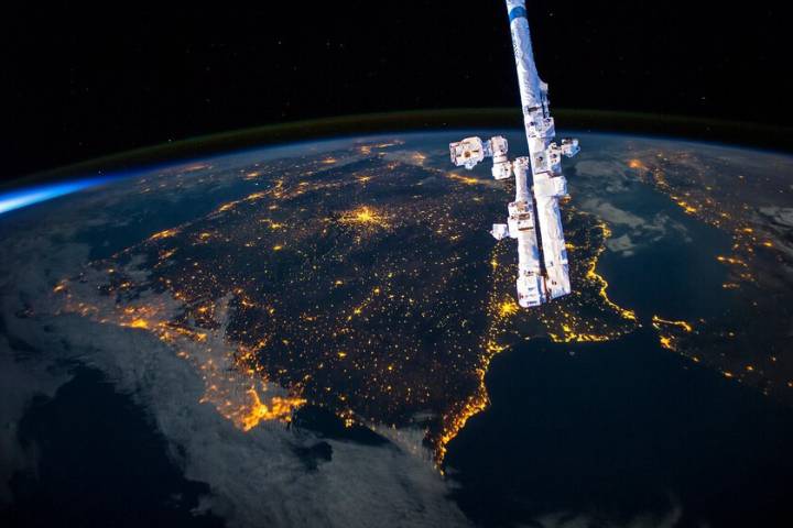 Poco a poco, los astronautas han sido testigos de una transformación radical: las ciudades han dejado de ser amarillas