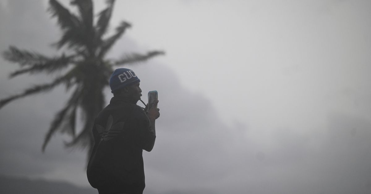 Hurricane Melissa nears Jamaica as hundreds of British tourists trapped in hotel