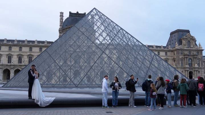 A timeline of the jewel heist at the Louvre in Paris