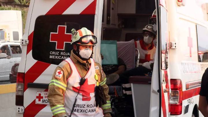 Vuelca unidad pesada por malas condiciones de la carretera en Yanga