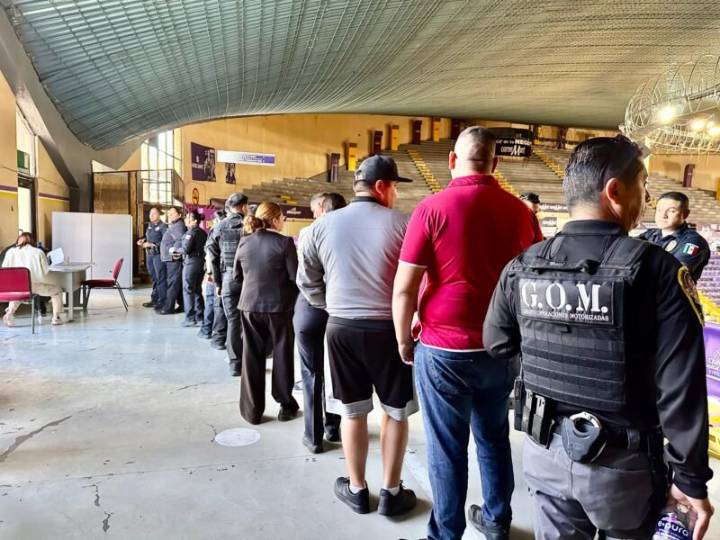 Pican de sorpresa a los policías municipales; les aplican antidoping en gimnasio Bernardo Aguirre