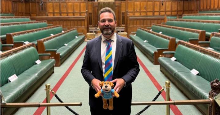 Team Jak mascot makes its way to House of Commons benches