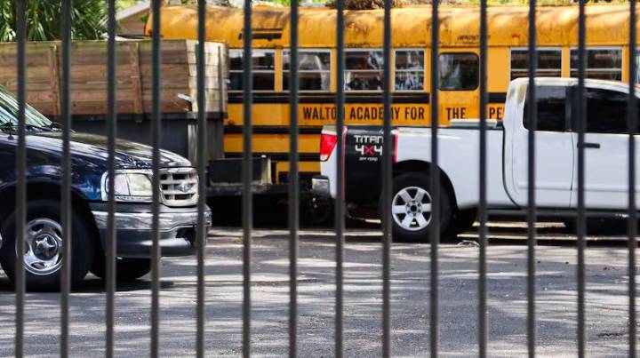 La Walton Academy de Tampa abre “en desafío” a la orden de cierre, dice el distrito