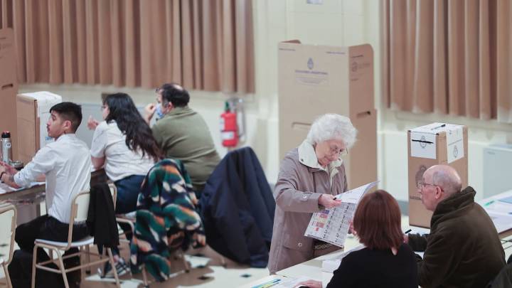 Argentina vota ya en unas elecciones legislativas que ponen a prueba a Milei
