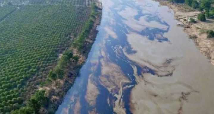 Derrame de hidrocarburo contamina ocho kilómetros del río Pantepec en Veracruz (Video)