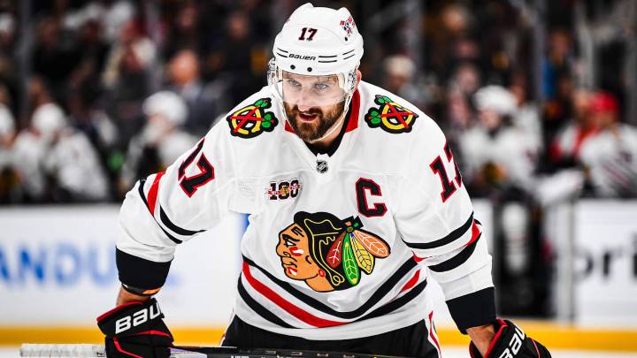 Foligno returns to Blackhawks after leave of absence for daughter's surgery