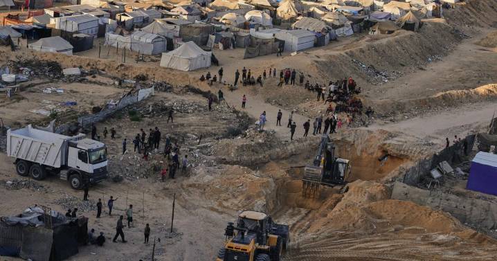 Netanyahu ordena ataques "contundentes" en Gaza; Hamás dice que retrasará entrega de rehén