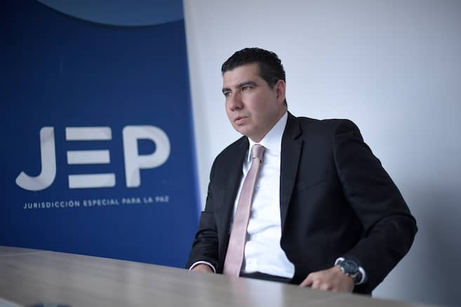 Debemos seguir hablando de falsos positivos por las víctimas: magistrado de la JEP