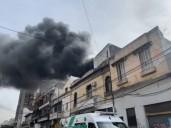 Impactante incendio en un galpón en Parque Patricios: evacuaron de urgencia dos escuelas y torres de departamentos