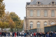 Un robo de joyas de valor incalculable en el Louvre rápido y profesional, pero con fallos