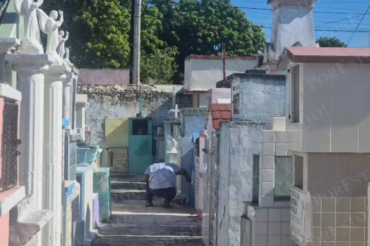 Flores, veladoras y pintura: así alistan el camposanto champotonero para recibir a las ánimas este Día de Muertos