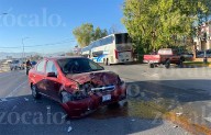 Cambia de carril sin precaución y ocasiona accidente sobre V. Carranza; hay tres lesionados y caos vial