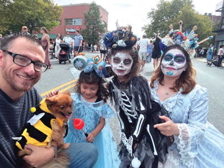 Tiny pooch creates gigantic ‘buzz’ at Ragamuffin Parade