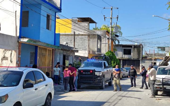 Muere joven electrocutado por cableado sobre su casa en Escobedo