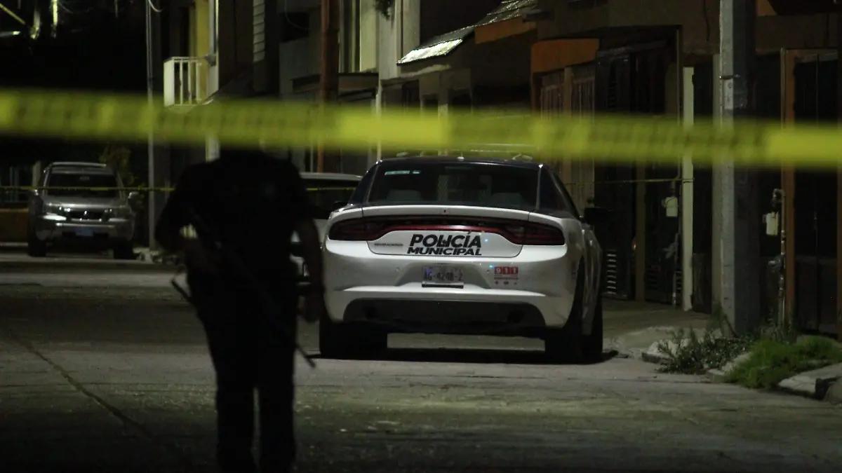 Dos personas pierden la vida , y una más lesionada tras riña con armas blancas en la Insurgentes