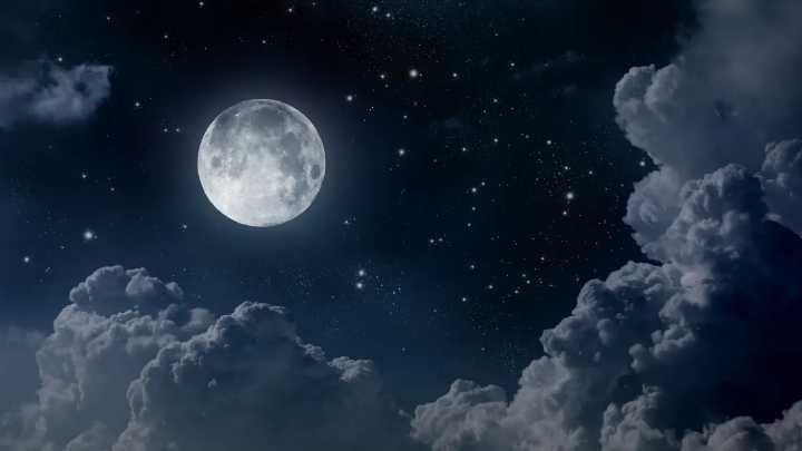 Dormir bajo la luna llena: cómo influye en el sueño y por qué podría hacernos dormir menos
