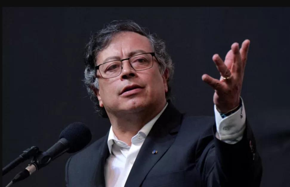 Petro plantea reiniciar diálogos de paz suspendidos con la guerrilla ELN