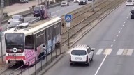 Un borracho cae debajo de un tranvía y sobrevive de milagro