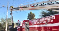 Bomberos rescatan a gatito atrapado en poste de energía eléctrica