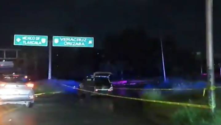 Hallan cuerpo de mujer envuelto en cobijas en la autopista México