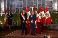 Ni tan cerca que queme al santo, ni tan lejos que no lo alumbre
