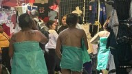 ¡Exhibidas! Desnudan, rapan y golpean a presuntas farderas en tianguis de Texmelucan, Puebla