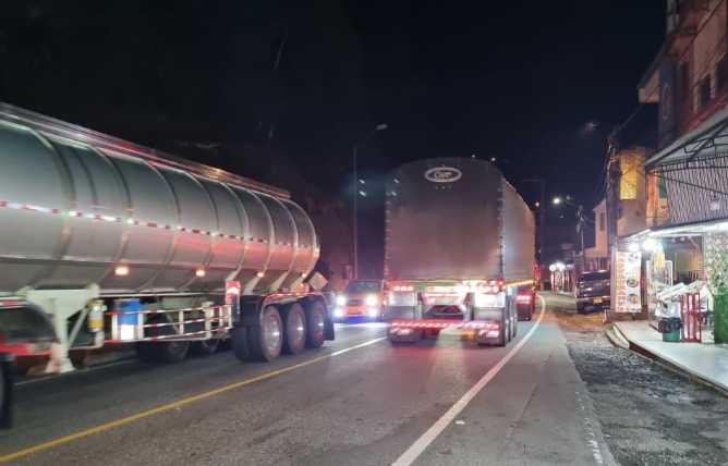 Siguen los bloqueos en la vía al Llano tras acuerdos con transportadores