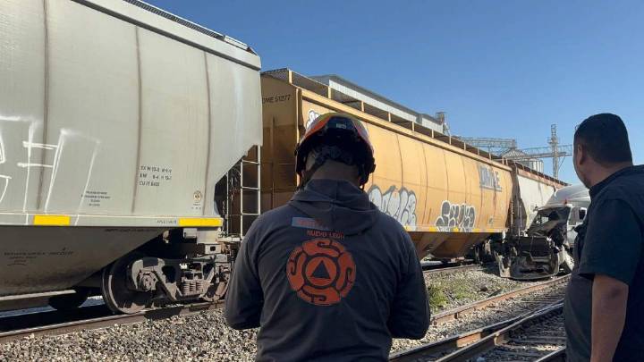 Conductor de pipa muere tras ser impactado por tren en Salinas Victoria, Nuevo León
