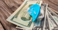 Es oficial: Estados Unidos transferirá USD 1,000 en las cuentas bancarias de las familias que tengan hijos desde 2026