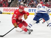 Raymond's 100th career goal lifts Red Wings past Maple Leafs, 6