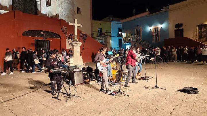 VIDEO Y FOTOS. La Cañada hace vibrar la plazuela de San Roque con su rock en el Cervantino