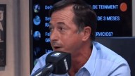 Un ex diputado le regaló un frasco de marihuana en vivo a un periodista