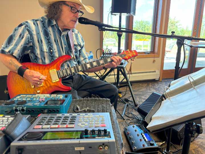 Minnesota musician still rockin’ and twanging at age 82