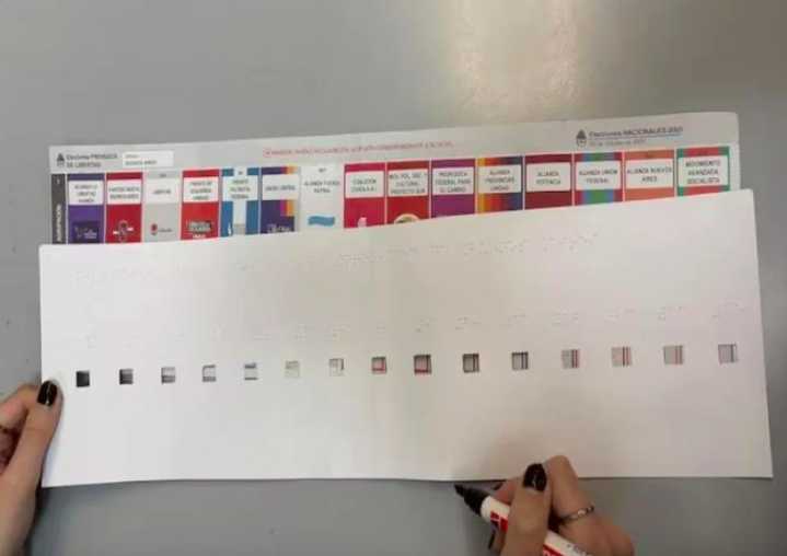 “No contempla a votantes ciegos”: una ONG hace plantillas en braille para las votaciones
