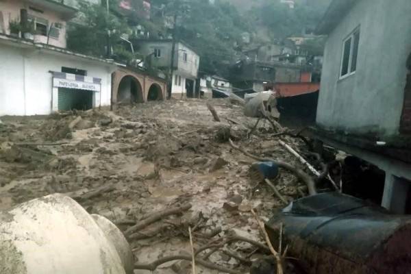 Hospitalizan a mil 700 afectados por lluvias
