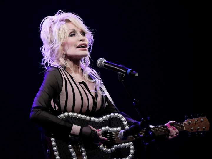 “Recen por ella”: la súplica de la hermana de Dolly Parton en medio de la preocupación por la salud de la estrella country