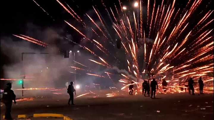 Impulsan ley que sanciona hasta con 10 años de cárcel uso de pirotécnicos en marchas