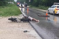 Motociclista resulta gravemente herido tras accidente en el libramiento Gas Auto de Cancún; responsable se da a la fuga