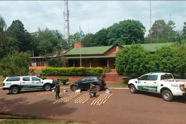 Huyó de un control y dejó el auto con más de 120 kilos de marihuana