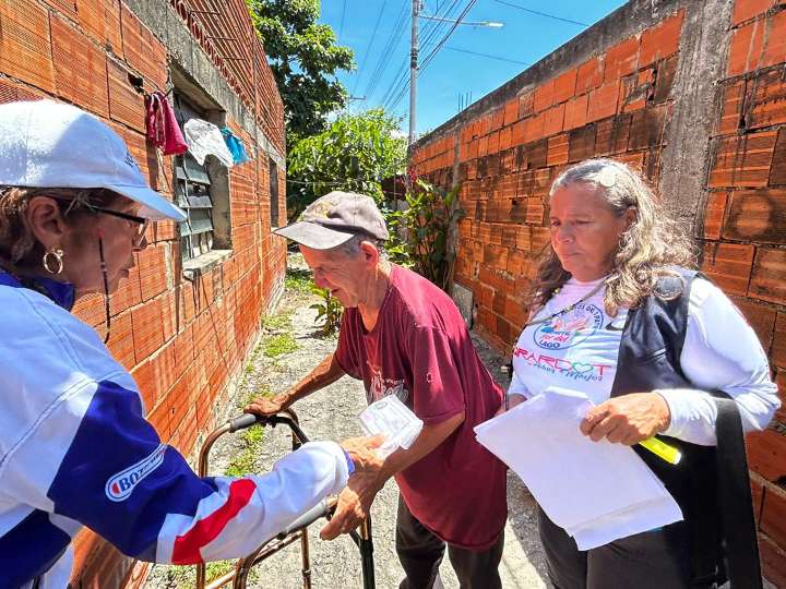 Entregan medicamentos a adultos mayores de Brisas del Lago