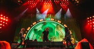 La fundación DKMS llega al show de Guns N’ Roses en Chile y lanzan activación para crear conciencia en torno al cáncer