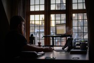 La importancia de visibilizar el rol de quienes cuidan y estudian en la educación superior 100% online