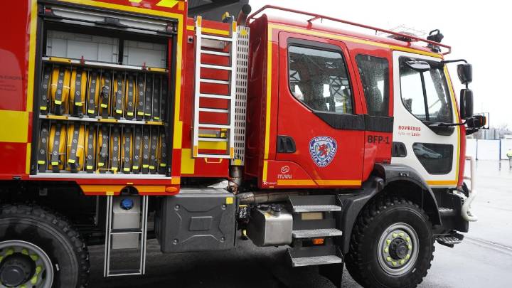 Bomberos intentan excarcelar a un hombre que quedó atrapado en su coche tras chocar contra un camión