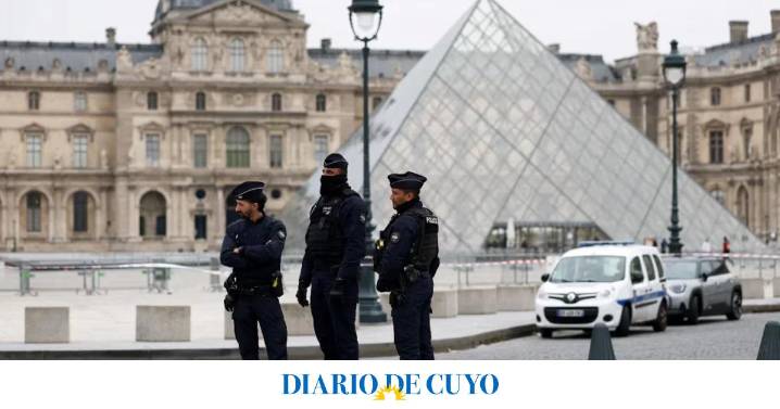 Qué se sabe del cinematográfico robo al Louvre: encontraron una de las joyas y aún buscan a los sospechosos