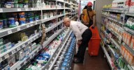 Consumo: los argentinos hacen cada vez menos compras en supermercados y se endeudan más