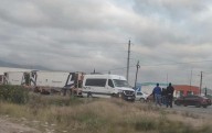 Camioneta de personal choca en cruce de carretera 57 con el Eje 140
