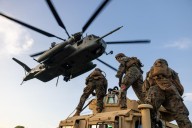 Fuerzas de EEUU ejecutan maniobras militares en el Caribe con fuego real (VIDEO)